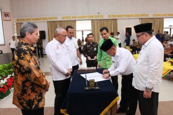 Bupati pelalawan menandatangani  MOU implementasi aplikasi Simda Perencanaan dengan BPKP Propinsi Riau