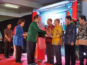 Bupati Pelalawan terima penghargaan Anugerah Budhi Praja 2017 dalam rangkaian puncak acara Hari Kebangkitan Teknologi Nasional (HAKTEKNAS) ke 22 tahun 2017
