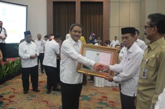 Pemerintah Kabupaten Pelalawan Menerima Penghargaan Pembangunan Daerah Provinsi Riau Tahun 2018