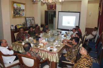 Ir. M. Syahrul Syarif  menyampaikan ekpose Pembangunan dan sosialisasi RPJMD Kabupaten Pelalawan kepada Rombongan ADKASI (Asosiasi DPRD Kabupaten Seluruh Indonesia) RI